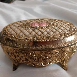 Sm. Vintage Jewelry holder. Gold color on the outside w/red felt on the inside